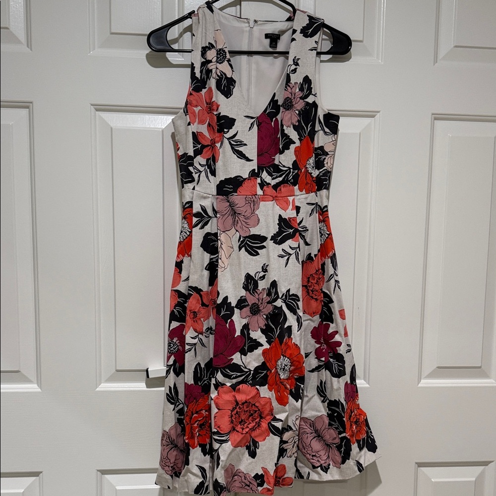 Floral Sleeveless V-Neck Dress in White with Pink & Coral Flowers size 2 petite